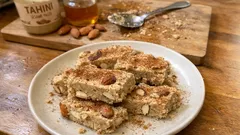 Χαλβάς του μπακάλη με ταχίνι και μέλι: 4 υλικά, χωρίς φούρνο