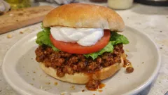 Sloppy Joe στο σπίτι: μελωμένος κιμάς σε δεμένη σάλτσα και δροσερό γιαούρτι
