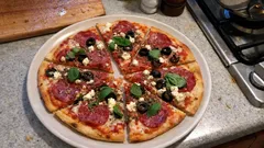 Σπιτική πίτσα με σαλάμι και φέτα – τραγανή βάση με «στεγνή» σάλτσα ντομάτας
