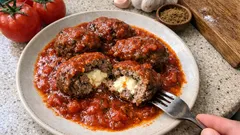 Σουτζουκάκια Σμυρνέικα γεμιστά με φέτα & κεφαλοτύρι – στη σάλτσα ντομάτας, ζουμερά κάθε φορά