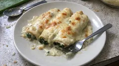 Κρέπες φούρνου με σπανάκι και τυριά – ζουμερές με εύκολη μπεσαμέλ