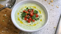 Γιαουρτόσουπα με αγγούρι στο μπλέντερ: κρύα, βελούδινη και έτοιμη σε λίγα λεπτά