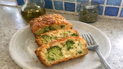 Αλμυρό κέικ με ξινόγαλο, μπρόκολο και κεφαλογραβιέρα – ιδανικό για lunch box