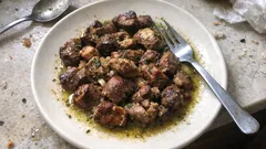 Συκωταριά στο τηγάνι με λεμόνι και ρίγανη: ροδιστή απ’ έξω, ζουμερή μέσα