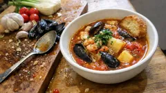 Μπουγιαμπέσα στο σπίτι: δυνατός ζωμός με σαφράν και θαλασσινά που μένουν ζουμερά