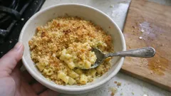 Νηστίσιμο mac and cheese στον φούρνο: κρεμώδες μέσα, τραγανό από πάνω