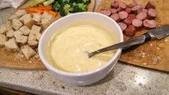 Φοντί τυριών με λευκό κρασί: βελούδινο σε 6 λεπτά, χωρίς να «κόψει»