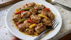 Χοιρινή τηγανιά με πιπεριές και μουστάρδα: ζουμερή, γρήγορη και δεμένη στο τηγάνι