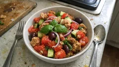 Καλοκαιρινή σαλάτα με κρίθινο παξιμάδι: δροσερή, χορταστική και έτοιμη σε 15 λεπτά