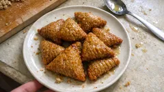 Ισλί με καρύδι και μέλι: βουτυράτη ζύμη και σωστό σιρόπιασμα χωρίς να λασπώσει