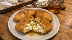 Τηγανόψωμο με φέτα: τραγανό απ’ έξω, μαλακό μέσα (με λίγο μέλι από πάνω)