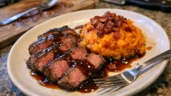 Μοσχαρίσια σπαλομπριζόλα στο φούρνο με ντεμί-γκλας και πουρέ γλυκοπατάτας