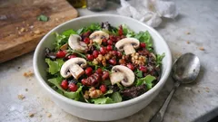 Πράσινη σαλάτα με μανιτάρια και ρόδι – ντρέσινγκ μπαλσάμικο με πετιμέζι