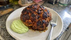 Ολόκληρο κουνουπίδι στον φούρνο με κάρυ & πετιμέζι, με σως αβοκάντο