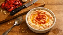 Τυροκαυτερή με πιπεριά Φλωρίνης: κρεμώδης, πικάντικη και πάντα πετυχημένη