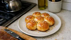 Ψωμί μαργαρίτα με μέλι και σουσάμι – αφράτο και χωρίζεται σε κομμάτια χωρίς κόψιμο