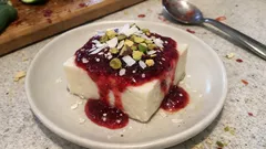 Νηστίσιμη πουτίγκα καρύδας με λάιμ και σάλτσα φράουλας – βελούδινη και πανεύκολη