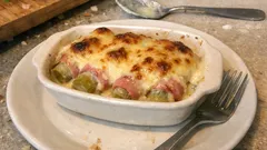 Πράσα ογκρατέν με ζαμπόν και γραβιέρα: κρεμώδες φαγητό φούρνου που πετυχαίνει