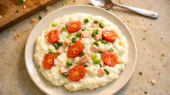 Αφράτη ομελέτα με ασπράδια σε 10 λεπτά — με ντοματίνια και ζαμπόν κοτόπουλου