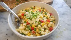 Ζεστή μακαρονοσαλάτα με καλαμπόκι, λάιμ και παρμεζάνα – έτοιμη σε λίγα λεπτά