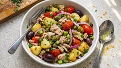 Πατατοσαλάτα με τόνο, κάπαρη και ελιές – λεμονάτη και χορταστική