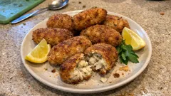 Ψαροκροκέτες φούρνου με μπακαλιάρο και πατάτα – αφράτες μέσα, ροδιστές έξω