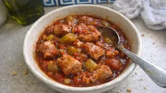 Χοιρινό κρασάτο με πρασοσέλινο στην κατσαρόλα – τρυφερό και μελωμένο