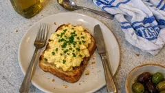 Scrambled eggs βελούδινα και ζουμερά: το κόλπο με το κρύο βούτυρο
