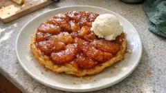 Tarte Tatin: ανάποδη τάρτα μήλου με καραμέλα και τραγανή σφολιάτα