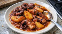 Χταπόδι με πατάτες γιαχνί: πώς γίνεται τρυφερό και «μελώνει» στη σάλτσα