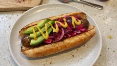 Vegan hot dog με αβοκάντο και γρήγορη πίκλα παντζάρι-κρεμμύδι