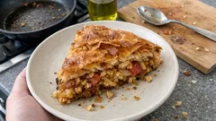 Νηστίσιμη κρεμμυδόπιτα ταψιού: τραγανό φύλλο και γέμιση με καραμελωμένα κρεμμύδια