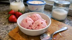 Σπιτικό παγωτό φράουλα με γιαούρτι: κρεμώδες, με λίγα υλικά και χωρίς παγωτομηχανή