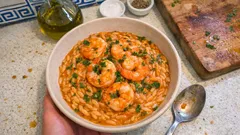 Κριθαρότο με γαρίδες: κρεμώδες και ζουμερό, με ζωμό που «δένει» τέλεια