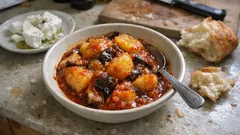 Πατάτες γιαχνί με μελιτζάνες: λαδερό κατσαρόλας που δένει μόνο του