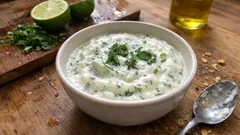Δροσερό ντιπ γιαουρτιού με λάιμ και μυρωδικά—έτοιμο σε 5 λεπτά