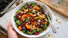 Σαλάτα Καπριτσιόζα με παντζάρι και ρόδι – δροσερό ντρέσινγκ μανταρινιού