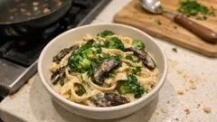 Vegan μακαρονάδα Alfredo με μανιτάρια – κρεμώδης σάλτσα κάσιους, εύκολα στο σπίτι