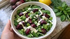 Σαλάτα με ψητά παντζάρια, ρόκα και σπανάκι – κρεμώδες ντρέσινγκ γιαουρτιού