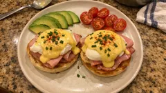 Αυγά Μπένεντικτ στο σπίτι: αυγά ποσέ και σταθερή σάλτσα ολαντέζ βήμα-βήμα