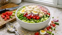 Σαλάτα «Όλα τα χρώματα» σε στρώσεις – με αυγό, ζαμπόν και σως γιαουρτιού