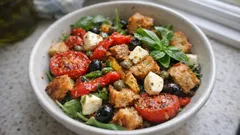 Παντσανέλα με ψητές ντομάτες, πιπεριές και μοτσαρέλα – σαλάτα που χορταίνει