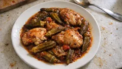 Μπάμιες με κοτόπουλο στο φούρνο: μελωμένη σάλτσα ντομάτας και σωστό «στέγνωμα»