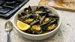 Μύδια σαγανάκι με μουστάρδα και λεμόνι: έτοιμα σε λίγα λεπτά, ζουμερά και αρωματικά