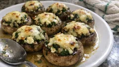 Μανιτάρια γεμιστά με φέτα και γραβιέρα στον φούρνο – ζουμερά και πανεύκολα