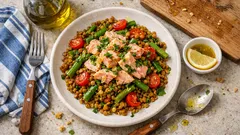 Σολομός με πικάντικες φακές και φασολάκια — ολοκληρωμένο πιάτο με βινεγκρέτ λεμονιού