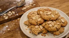 Μπισκότα αμυγδάλου αφράτα και βουτυράτα – ψήσιμο στους 160°C για τέλειο ρόδισμα