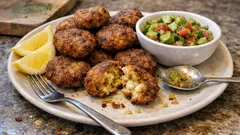 Στο τηγάνι ή στον φούρνο: ρεβυθοκεφτέδες με μυρωδικά και σως αβοκάντο
