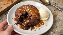 Σουφλέ σοκολάτας με αλατισμένη καραμέλα γάλακτος — ρευστή καρδιά σε 8 λεπτά