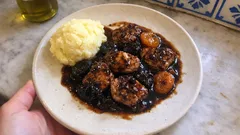 Ψαρονέφρι κατσαρόλας με δαμάσκηνα και μαυροδάφνη – σάλτσα που γλασάρει σωστά